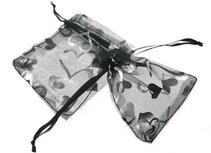 Organza zakje zwart met zilveren hartje print